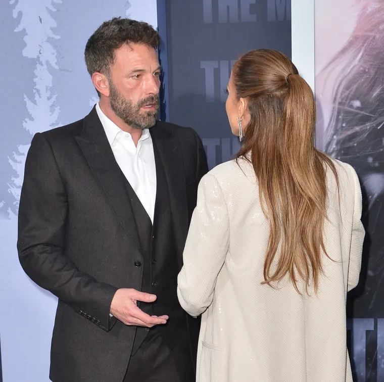J.Lo i Ben Affleck slave prvu godišnjicu braka: Sudeći po izrazima njegova lica, on je najtužniji suprug na svijetu