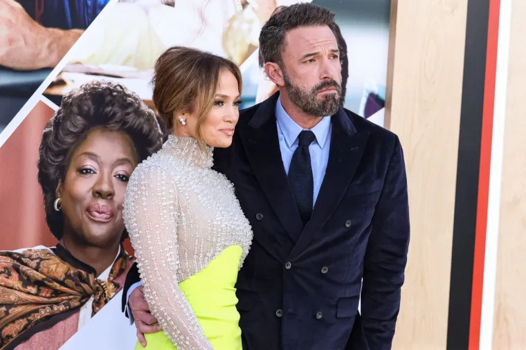 J.Lo i Ben Affleck slave prvu godišnjicu braka: Sudeći po izrazima njegova lica, on je najtužniji suprug na svijetu