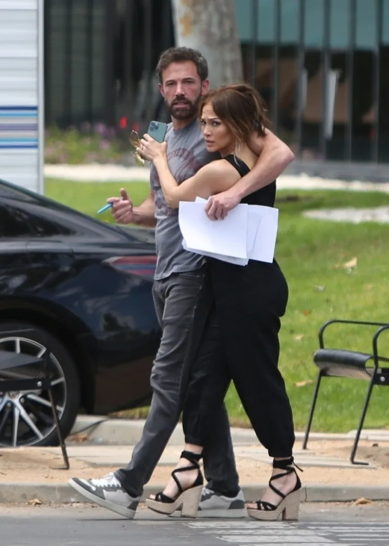 J.Lo i Ben Affleck slave prvu godišnjicu braka: Sudeći po izrazima njegova lica, on je najtužniji suprug na svijetu