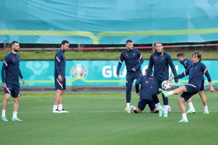 Vatreni su trenirali na travnjaku Firhill stadiona u Glasgowu