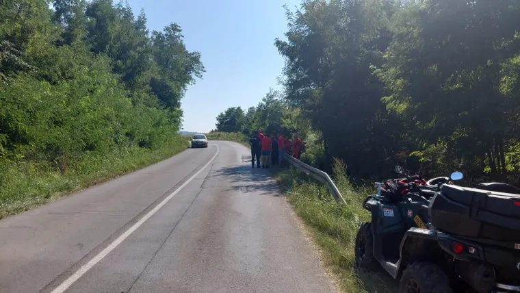 Ovo je mjesto gdje je auto sletio u rijeku. Potpuno je smrskan, krivac pobjegao...