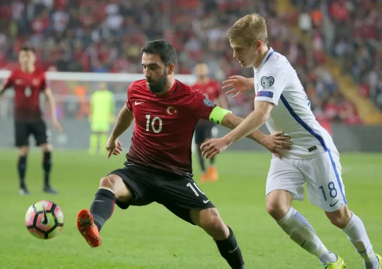 Turkey's midfielder Arda Turan (L) vies with Finland's Jere Uronen (R) during the Fifa World Cup 2018 qualification football match between Turkey and Finland on March 24, 2017 at Antalya arena stadium in Antalya.  / AFP PHOTO / STR