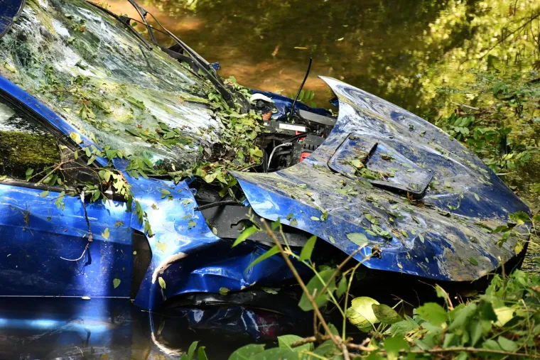 Ovo je mjesto gdje je auto sletio u rijeku. Potpuno je smrskan, krivac pobjegao...