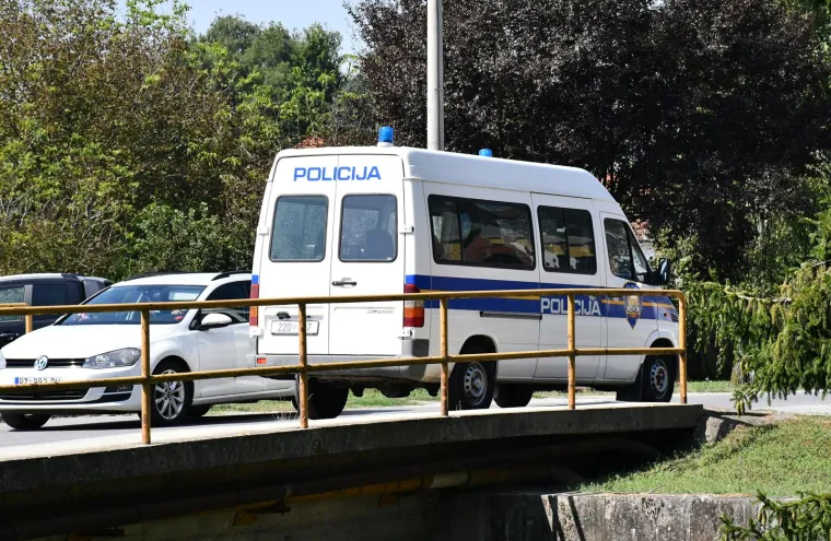 Ovo je mjesto gdje je auto sletio u rijeku. Potpuno je smrskan, krivac pobjegao...