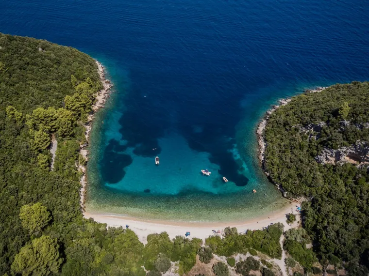Na sjevernoj strani otoka Korčule, kod mjesta Račišće i nekoliko stotina metara od uvale Vaja, skriva se jedna od najljepših šljunčanih plaža na otoku - uvala Samograd. 

Ova mala, dobro zaštićena oaza okružena je prekrasnom prirodom, udaljena od gradske vreve i užurbanosti. U blizini nema kuća i tragova civilizacije, samo kristalno čisto more, toplo sunce i netaknuta priroda. 

Uvala obiluje bujnim mediteranskim raslinjem koje nudi prirodni hlad. More u uvali je plitko, čineći plažu idealnom za obitelji s djecom. Plaža je nastala na mjestu nekadašnjeg kamenoloma te se sastoji od većih oblutaka. 

Iz uvale se pruža prekrasan pogled na Pelješki kanal. U blizini se nalazi špilja Samograd, jedna od najvažnijih prapovijesnih arheoloških nalazišta na otoku Korčuli. 

Plaža Samograd, kao i cijelo područje zapadno od naselja Račišće, pravi je raj za ljubitelje prirode i avanturiste.  Plaža je orijentirana prema sjeveru te je obasjana suncem od jutra do kasnog popodneva.