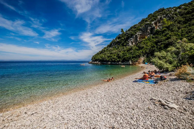 Uvala Samograd jedna je od najljepših osamljenih plaža na otoku Korčuli.  Na sjevernoj strani otoka Korčule, kod mjesta Račišće i nekoliko stotina metara od uvale Vaja, skriva se jedna od najljepših šljunčanih plaža na otoku - uvala Samograd. 

Ova mala, dobro zaštićena oaza okružena je prekrasnom prirodom, udaljena od gradske vreve i užurbanosti. U blizini nema kuća i tragova civilizacije, samo kristalno čisto more, toplo sunce i netaknuta priroda. 

Uvala obiluje bujnim mediteranskim raslinjem koje nudi prirodni hlad. More u uvali je plitko, čineći plažu idealnom za obitelji s djecom. Plaža je nastala na mjestu nekadašnjeg kamenoloma te se sastoji od većih oblutaka. 

Iz uvale se pruža prekrasan pogled na Pelješki kanal. U blizini se nalazi špilja Samograd, jedna od najvažnijih prapovijesnih arheoloških nalazišta na otoku Korčuli. 

Plaža Samograd, kao i cijelo područje zapadno od naselja Račišće, pravi je raj za ljubitelje prirode i avanturiste.  Plaža je orijentirana prema sjeveru te je obasjana suncem od jutra do kasnog popodneva.