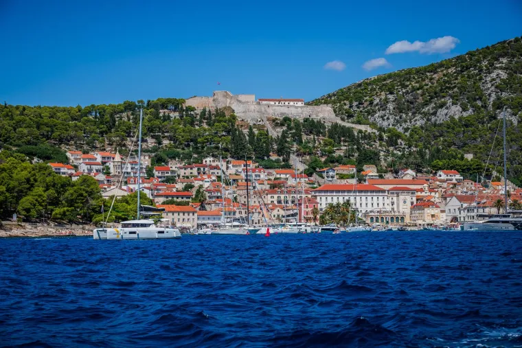 Pogled s mora na grad Hvar.