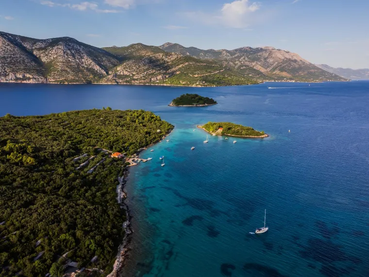 U uvali Kneže more je tirkizno i toplo, ona je raj za nautičare i windsurfere.
Hrvatska obala prepuna je prekrasnih mjesta, a jedno od njih svakako je uvala Kneže. Smještena na sjevernoj obali otoka Korčule, Kneže je popularna destinacija za windsurfing zbog svakodnevne izloženosti vjetrovima maestralu i tramuntani, koji su idealni za jedrenje.

Selo Kneže smješteno je oko kilometar od same uvale Kneže i 9 kilometara zapadno od grada Korčule. Razvijalo se tijekom 19. stoljeća, služeći prije svega kao luka za selo Pupnat u zaleđu otoka. 

Luka Kneže nalazi se u širokom zaljevu koji je prirodno dobro zaštićen od vjetrova koji mogu biti izazovni u Pelješkom kanalu. U uvali su i dva otočića - &quot;Mala Kneža&quot; i &quot;Vela Kneža&quot; na kojem se uzdiže svjetionik. Velik broj brodica koje se tu sidre svjedoče o popularnosti ovog mjesta među nautičarima i zaljubljenicima u more. 

Uvala je okružena bujnom vegetacijom i šljunčanim plažama, dok je more tirkizno i toplo. S ovog čarobnog mjesta pruža se očaravajući pogled na poluotok Pelješac i Pelješki kanal. 