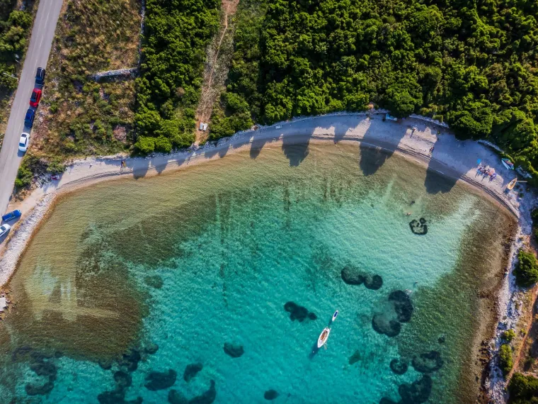 U uvali Kneže more je tirkizno i toplo, ona je raj za nautičare i windsurfere.
Hrvatska obala prepuna je prekrasnih mjesta, a jedno od njih svakako je uvala Kneže. Smještena na sjevernoj obali otoka Korčule, Kneže je popularna destinacija za windsurfing zbog svakodnevne izloženosti vjetrovima maestralu i tramuntani, koji su idealni za jedrenje.

Selo Kneže smješteno je oko kilometar od same uvale Kneže i 9 kilometara zapadno od grada Korčule. Razvijalo se tijekom 19. stoljeća, služeći prije svega kao luka za selo Pupnat u zaleđu otoka. 

Luka Kneže nalazi se u širokom zaljevu koji je prirodno dobro zaštićen od vjetrova koji mogu biti izazovni u Pelješkom kanalu. U uvali su i dva otočića - &quot;Mala Kneža&quot; i &quot;Vela Kneža&quot; na kojem se uzdiže svjetionik. Velik broj brodica koje se tu sidre svjedoče o popularnosti ovog mjesta među nautičarima i zaljubljenicima u more. 

Uvala je okružena bujnom vegetacijom i šljunčanim plažama, dok je more tirkizno i toplo. S ovog čarobnog mjesta pruža se očaravajući pogled na poluotok Pelješac i Pelješki kanal. 
