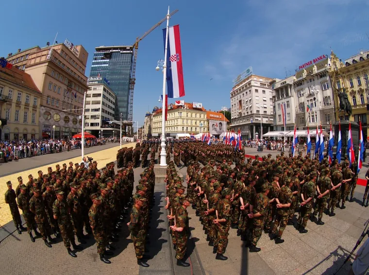 Prisjetite se kako se Dan neovisnosti slavio s mimohodom vojske - Mesić i Sanader su tada bili glavne face
