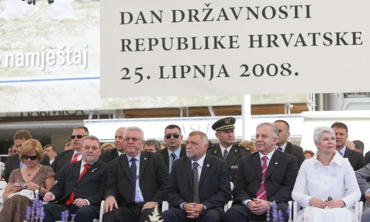 Prisjetite se kako se Dan neovisnosti slavio s mimohodom vojske - Mesić i Sanader su tada bili glavne face