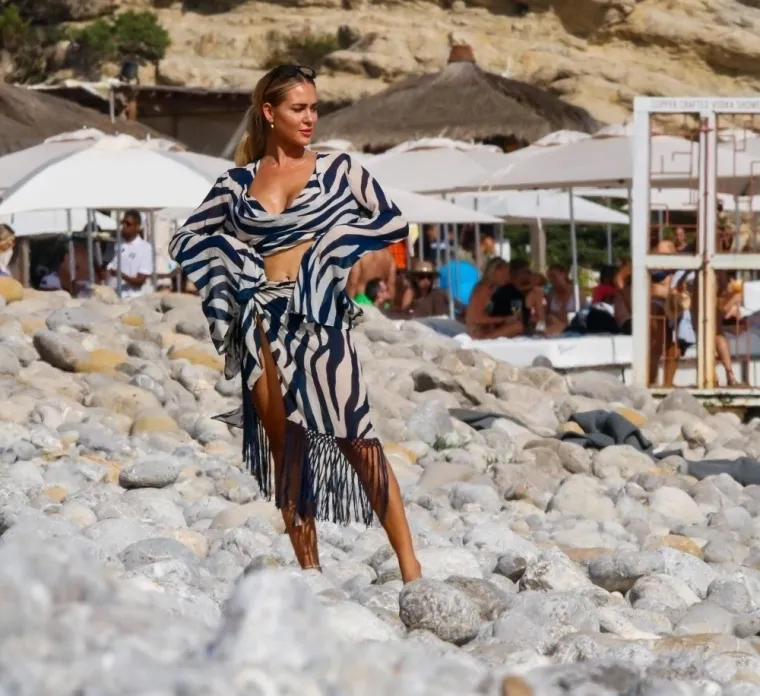 Vrući pijesak na Ibizi postao je pakleno ognjište nakon što je po njemu prošetala Jessica Haller u svojim prugastim opravicama