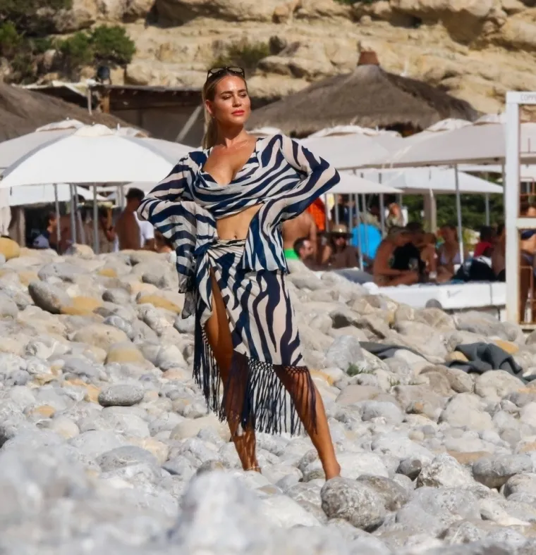 Vrući pijesak na Ibizi postao je pakleno ognjište nakon što je po njemu prošetala Jessica Haller u svojim prugastim opravicama