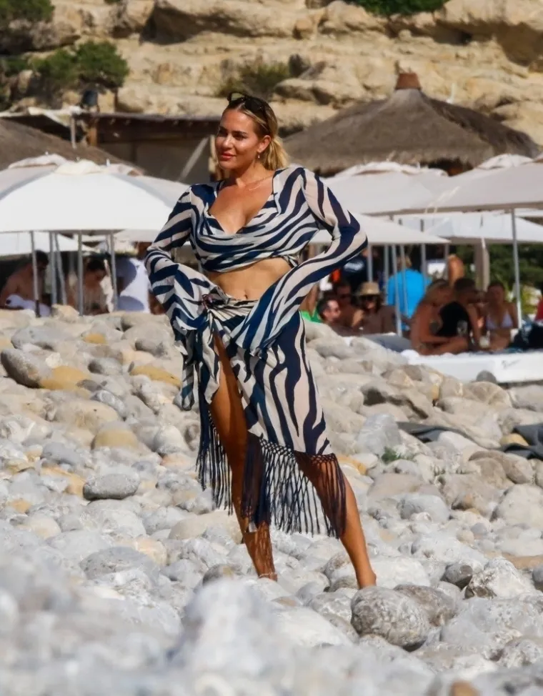 Vrući pijesak na Ibizi postao je pakleno ognjište nakon što je po njemu prošetala Jessica Haller u svojim prugastim opravicama