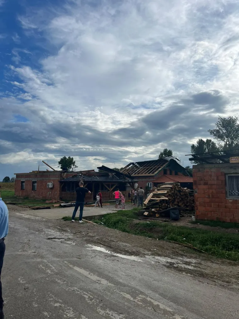 Nevrijeme pogodilo i Sisak: Vjetar skidao krovove s kuća, na terenu i HEP