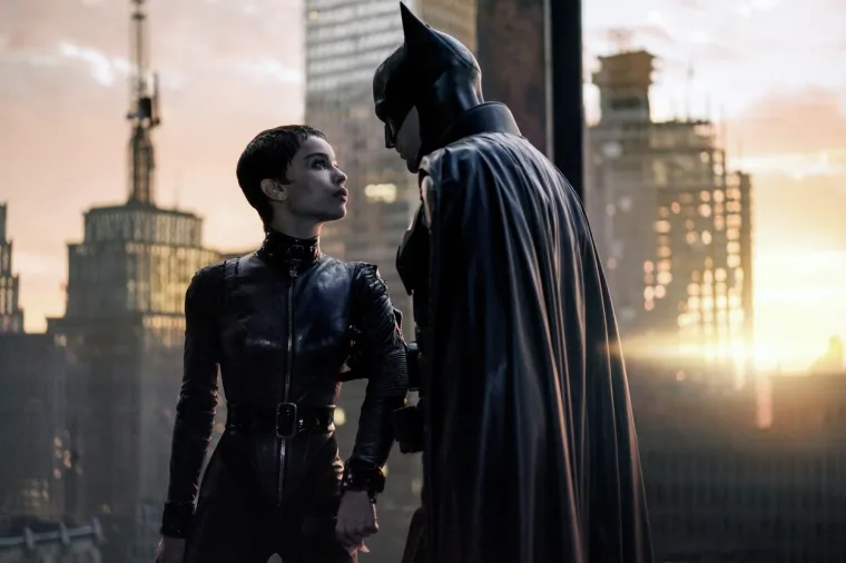Zoë Kravitz druga je afroamerička glumica koja je utjelovila Catwoman. Ogrnuta crnim kaputom od vinil kože i ultraseksi čizmama na vezanje s odgovarajućim šeširom, &quot;ženu mačku&quot; glumi 33-godišnja glumica koja je nedvojbeno najmodernije odjevena do sada. 
