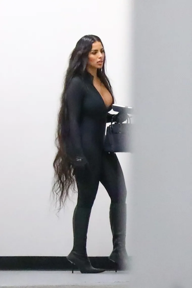 Osim što Chaney jako nalikuje na Kim Kardashian, ona je od nje pokupila i stil odijevanja. Njih su dvije na Instagramu pozirale u istim bikinijima, a Chaney je nosila i slične Balenciagijine kožne kombinacije koje je Kanye prvotno izabrao za Kim.