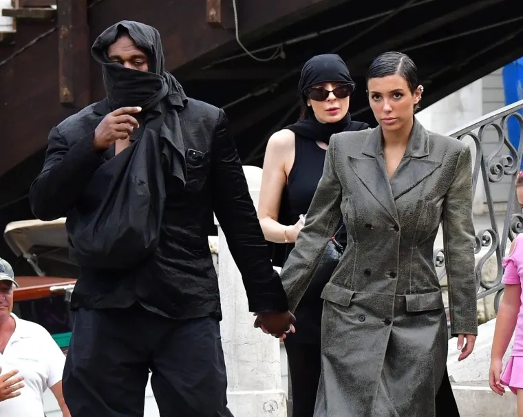 Kanye i njegova ženica režirali novi skandal: Reper maramom skrivao lice, ali je zato cijelom svijetu ponosno pokazao guzicu