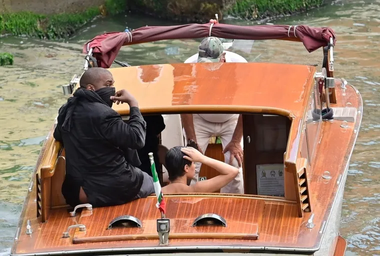 Kanye i njegova ženica režirali novi skandal: Reper maramom skrivao lice, ali je zato cijelom svijetu ponosno pokazao guzicu