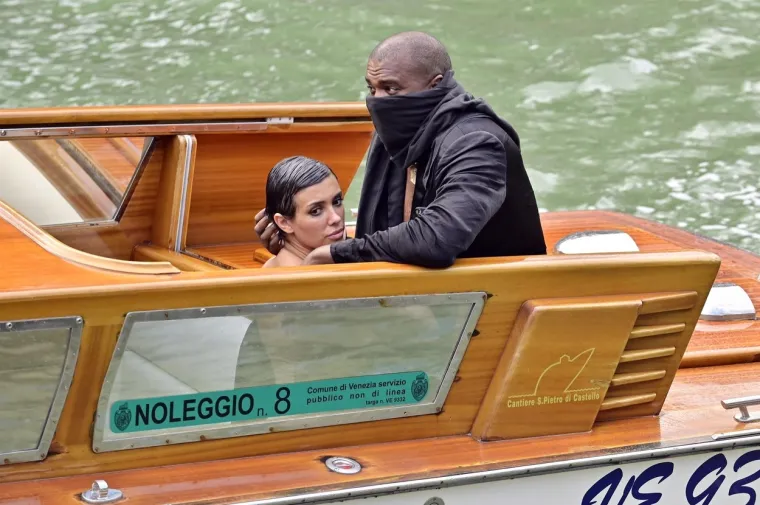 Kanye i njegova ženica režirali novi skandal: Reper maramom skrivao lice, ali je zato cijelom svijetu ponosno pokazao guzicu