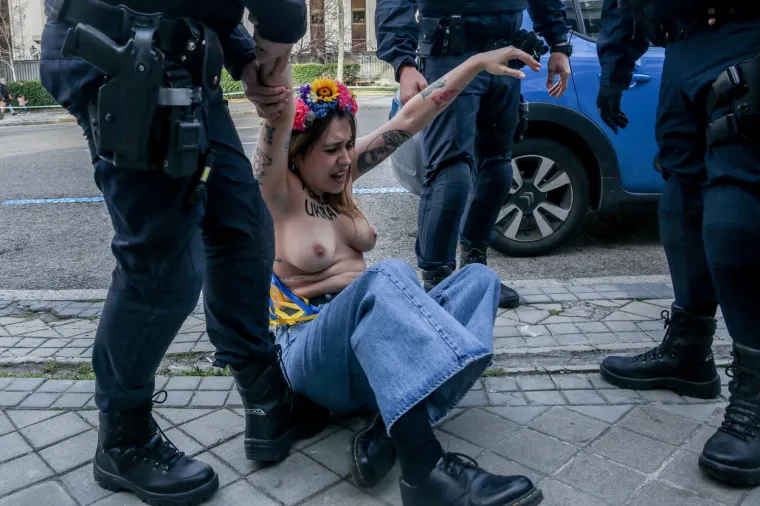 Gnjevne Ukrajinke su se skinule u toples i otišle ravno pred rusko veleposlanstvo: Pogledajte što su izvele