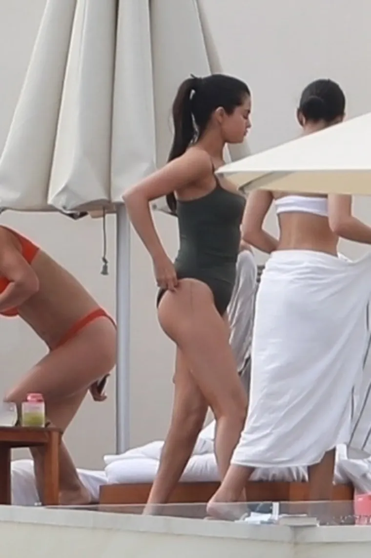 Selena Gomez godinama varira u kilaži, ali je to ne sprječava da gušta u bikiniju: Pogledajte kako se mijenjala