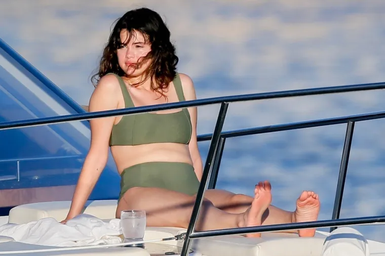 Selena Gomez godinama varira u kilaži, ali je to ne sprječava da gušta u bikiniju: Pogledajte kako se mijenjala