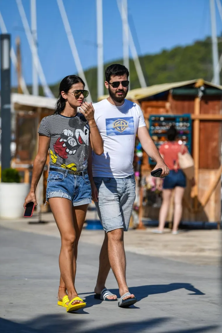 LJETNI ODMOR NA VISU: Mate Rimac i Katarina Lovrić uhvaćeni u šetnji Komižom