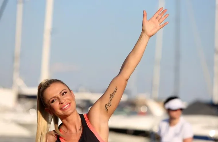 JOGA NA RIVI U VODICAMA: Pogledajte kako je atraktivna Renata Sopek vježbala s građanima