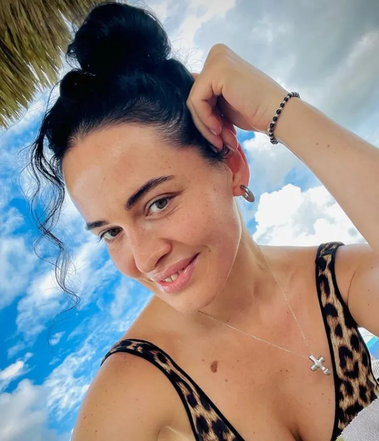 Ukrajinska Playboyeva zečica noći provodi u podrumu, a tijekom dana u uniformi guli krumpire za vojnike