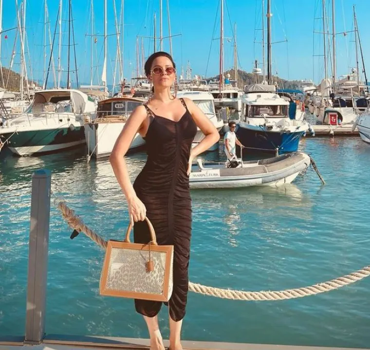 Ukrajinska Playboyeva zečica noći provodi u podrumu, a tijekom dana u uniformi guli krumpire za vojnike