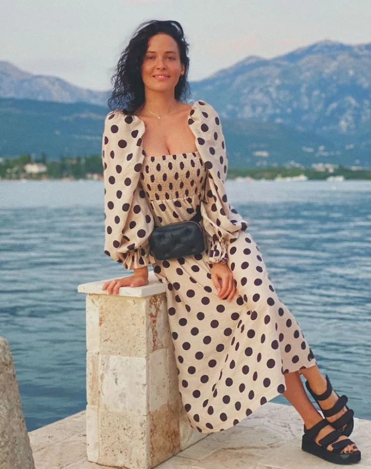 Ukrajinska Playboyeva zečica noći provodi u podrumu, a tijekom dana u uniformi guli krumpire za vojnike