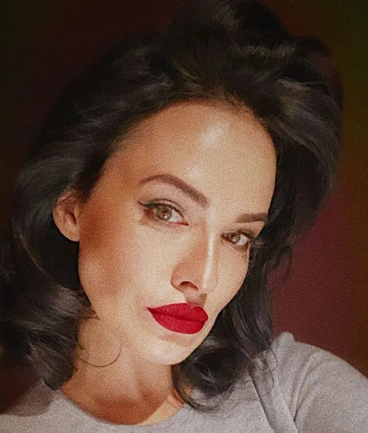 Ukrajinska Playboyeva zečica noći provodi u podrumu, a tijekom dana u uniformi guli krumpire za vojnike