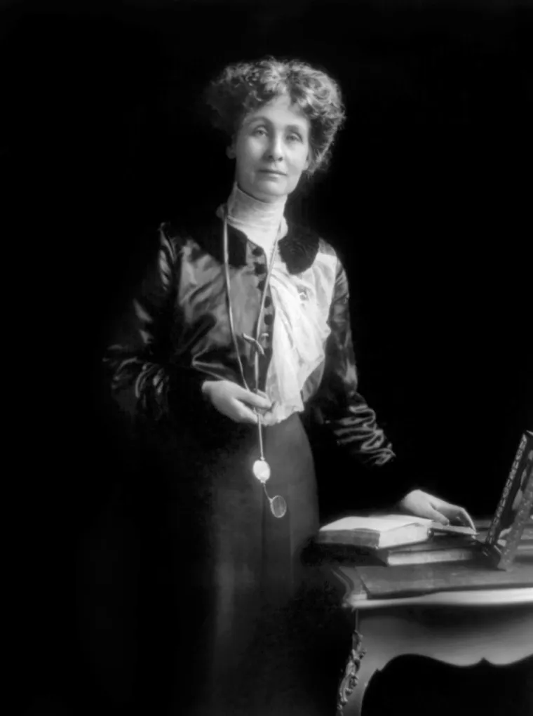 4. Emmeline Pankhurst (1858.-1928.): Emmeline Pankhurst bila je osnivačica grupe žena zvanih Sufražetkinje, koje su se nevjerojatno teško borile da žene dobiju pravo glasa u Velikoj Britaniji. Za to su često koristili nasilne i ekstremne taktike, a Emmeline zbog toga nije bila strana zatvorska ćelija. Međutim, kada je izbio Prvi svjetski rat, shvatila je da bi trebala pomoći u ratnim naporima i potaknula je druge sufražetkinje da učine isto. Dok su muškarci bili odsutni boreći se u ratu, mnoge žene poput Emmeline preuzele su poslove koje bi muškarci tradicionalno obavljali. Time su zaslužile veliko poštovanje i pokazalo je koliko su žene pridonijele društvu te su stoga zaslužile glas.
Godine 1918. donesen je zakon koji je dopuštao određenim ženama pravo glasa. Ovo je bio veliki korak u jednakosti između muškaraca i žena i mnogi bi tvrdili da za veliki dio toga moramo zahvaliti Emmeline.
