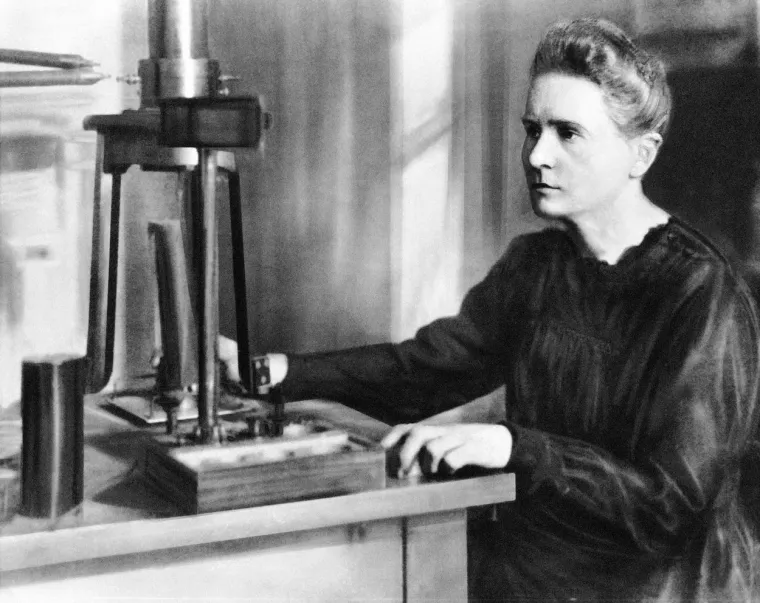 5. Marie Curie (1867. – 1934.): Marie Curie, rođena u Poljskoj, bila je pionirska fizičarka i znanstvenica, koja je skovala termin radioaktivnost, otkrila dva nova elementa (radij i polonij) i razvila prijenosni rendgenski aparat. Currie je bila prva osoba koja je osvojila dvije odvojene plemenite nagrade, jednu za fiziku i drugu za kemiju i do danas je Curie jedina osoba, bez obzira na spol, koja je dobila Nobelovu nagradu za dvije različite znanosti. Currie se tijekom svoje karijere suočavala s gotovo stalnim nedaćama i diskriminacijom, budući da su znanost i fizika bile područje u kojem su dominirali muškarci, no unatoč tome, njezino istraživanje ostaje relevantno i utjecalo je na svijet znanosti do danas. Marie je 1903. dobila Nobelovu nagradu kao prva žena u povijesti koja ju je dobila, a 1911. godine je dobila drugu. Zajedno s mužem znanstvenikom je otkrila radioaktivnost te se njihov rad koristi za radioterapiju .
