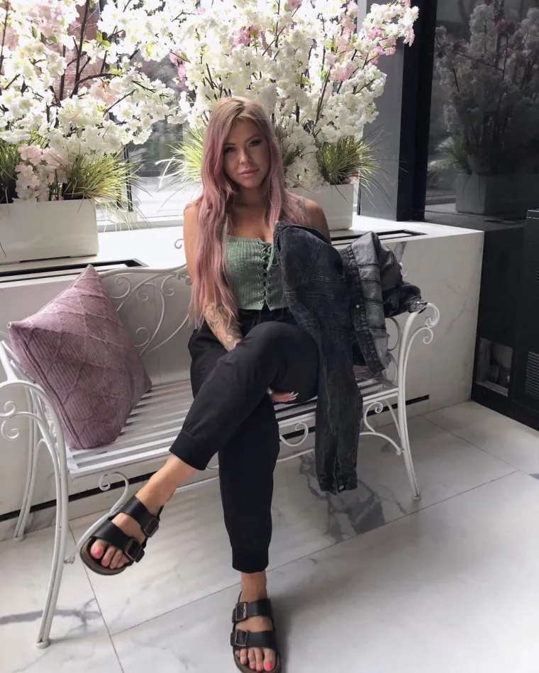 Na YouTubeu je možete pronaći pod psedonimom HunniBee, a specifičnost njezina kanala je i to što često kuša raznu egzotičnu hranu.