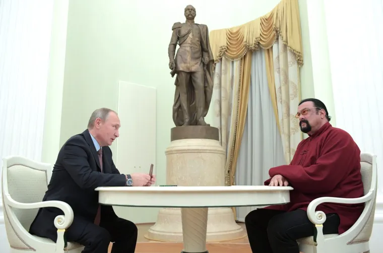 Seagal je 2021. na svečanosti službeno primljen u političku stranku &quot;Jedinstvena Rusija&quot;. Seagal je dobio rusko državljanstvo 2016., a branio je rusko vodstvo za aneksiju Krima 2014., nazivajući Putina &quot;jednim od velikih živućih svjetskih lidera&quot;. Mjesecima nakon što je dobio rusko državljanstvo Putin mu je osobno uručio putovnicu, Ukrajina otkad ovog glumca smatra prijetnjom nacionalnoj sigurnosti i zabranila mu ulazak u zemlju na pet godina.