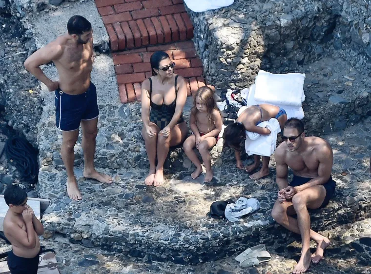 INTERNET PASE OČI: Kourtney Kardashian u vrućem badiću pokazala bujno poprsje