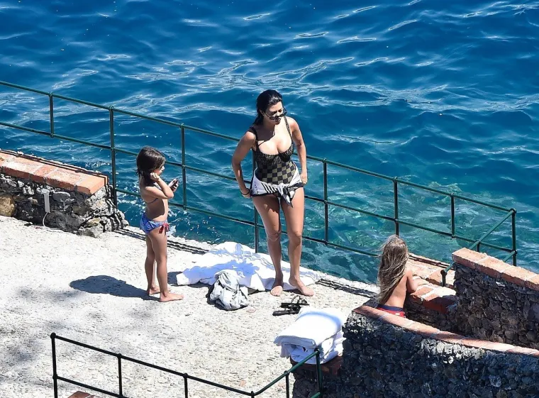INTERNET PASE OČI: Kourtney Kardashian u vrućem badiću pokazala bujno poprsje