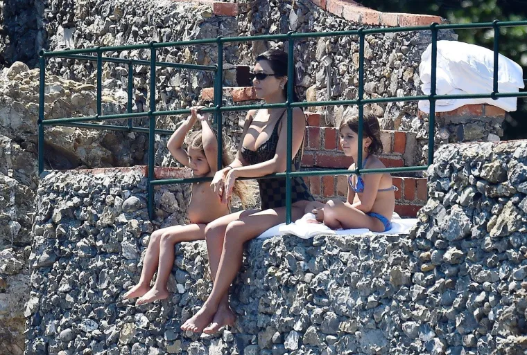 INTERNET PASE OČI: Kourtney Kardashian u vrućem badiću pokazala bujno poprsje