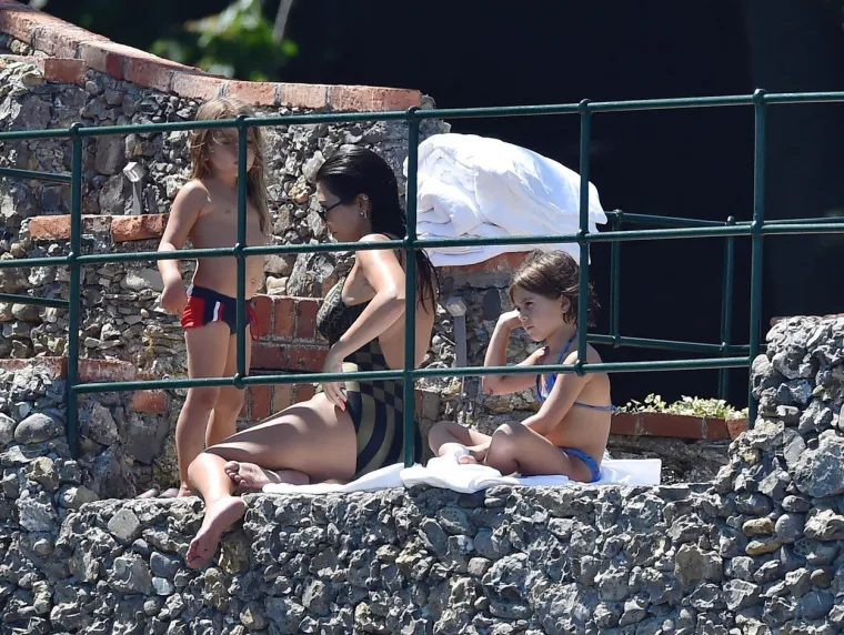 INTERNET PASE OČI: Kourtney Kardashian u vrućem badiću pokazala bujno poprsje