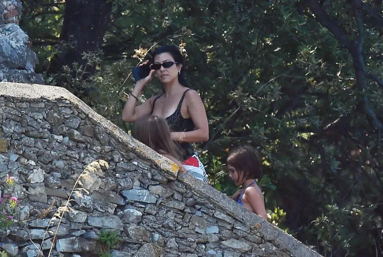 INTERNET PASE OČI: Kourtney Kardashian u vrućem badiću pokazala bujno poprsje