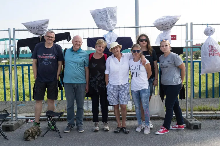 ZAGREPČANI UZVRAĆAJU UDARAC: Na Savskom mostu obješene vreće s propalim projektima Milana Bandića