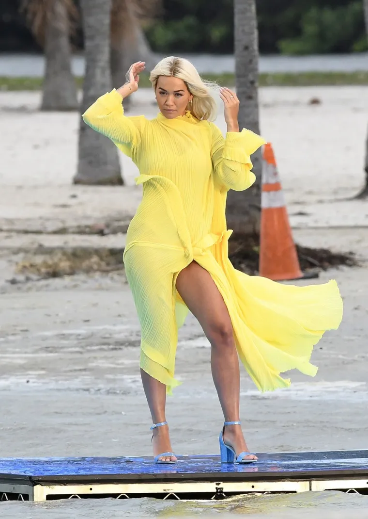 UPS, VJETAR JOJ JE PODIGAO HALJINU: Pjevačica Rita Ora u riskantnoj haljini pokazala više nego što je planirala
