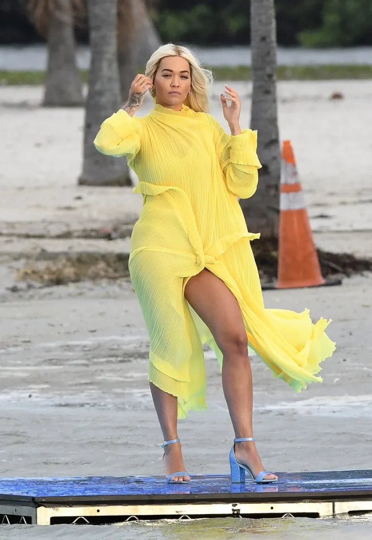 UPS, VJETAR JOJ JE PODIGAO HALJINU: Pjevačica Rita Ora u riskantnoj haljini pokazala više nego što je planirala