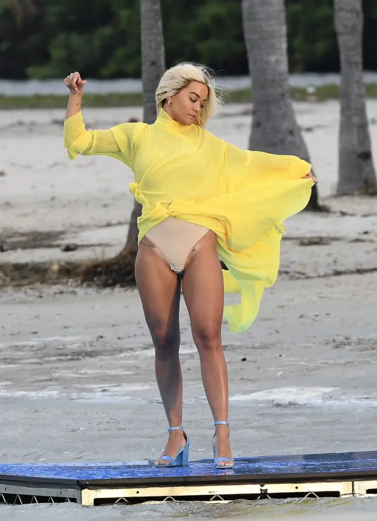 UPS, VJETAR JOJ JE PODIGAO HALJINU: Pjevačica Rita Ora u riskantnoj haljini pokazala više nego što je planirala