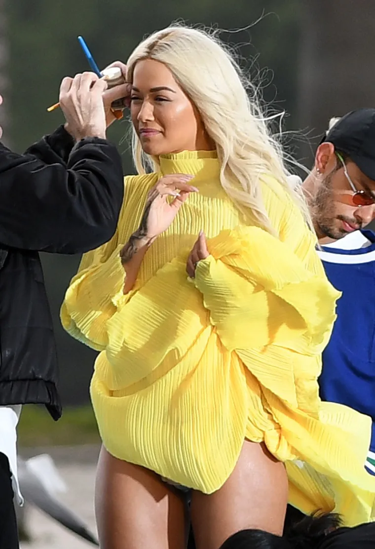 UPS, VJETAR JOJ JE PODIGAO HALJINU: Pjevačica Rita Ora u riskantnoj haljini pokazala više nego što je planirala