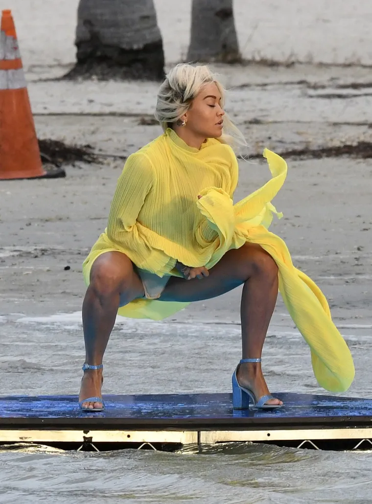 UPS, VJETAR JOJ JE PODIGAO HALJINU: Pjevačica Rita Ora u riskantnoj haljini pokazala više nego što je planirala
