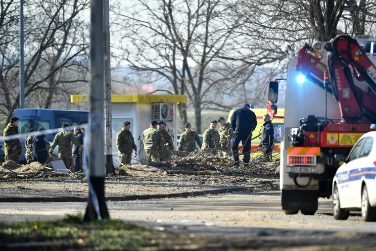 Vojska i vatrogasci izvlače letjelicu koja je pala u Zagrebu