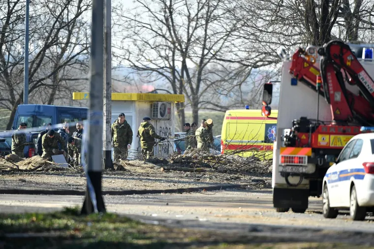 Vojska i vatrogasci izvlače letjelicu koja je pala u Zagrebu